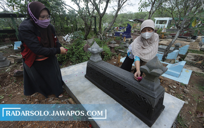 TRADISI TAHUNAN: Seorang tengah nyekar di areal pemakaman Bonoloyo, Minggu (20/3). Tradisi sadranan menjadi momen keluarga untuk berkunjung ke makam. (M. IHSAN/RADAR SOLO)