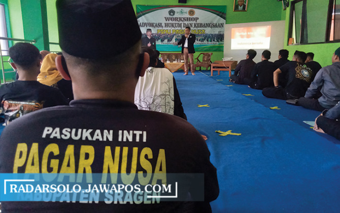 DAPAT PELATIHAN: Pesilat Pagar Nusa Sragen dapat workshop Advokasi, Hukum dan Wawasan kebangsaan di Kantor PCNU Kabupaten Sragen, Minggu (20/3). (AHMAD KHAIRUDIN/RADAR SOLO)