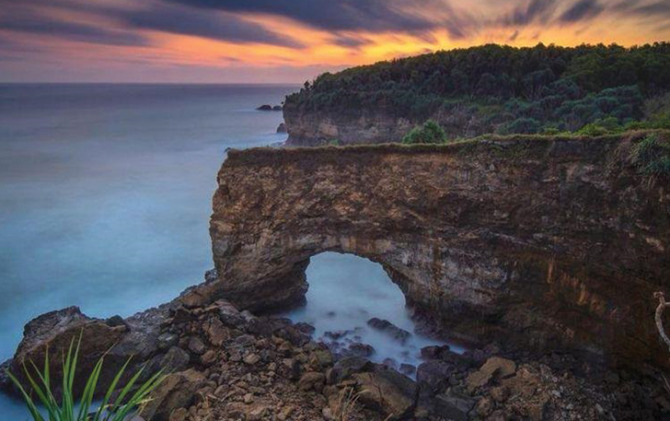 Pantai Karang Bolong jadi salah satu destinasi wisata di Pacitan yang Instagramable. (Instgram explorepacitan)