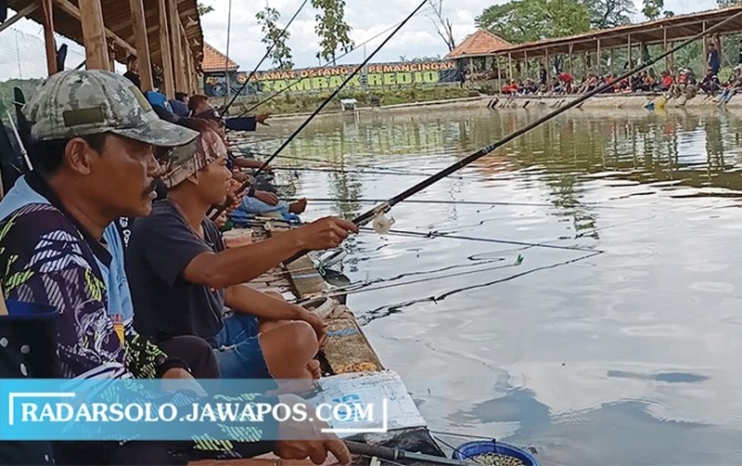 RAMAI: Pemancingan di Pasar Tambak, Desa Sribit, Kecamatan Sidoharjo. (AHMAD KHAIRUDIN/RADAR SOLO)