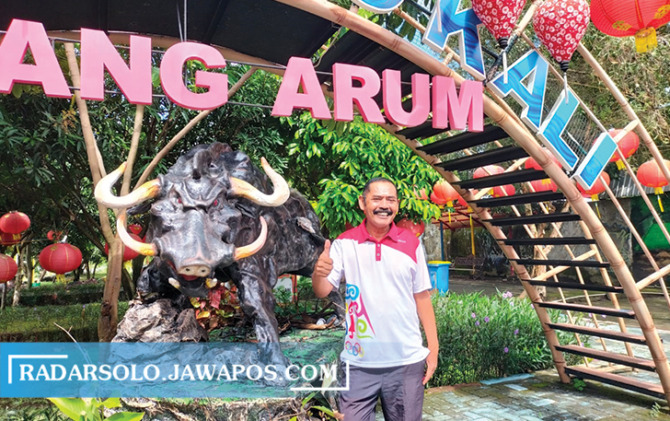 KREATIF: Ketua DPC PDIP Surakarta F.X. Hadi Rudyatmo di depan patung banteng celeng, kemarin. (A. CHRISTIAN/RADAR SOLO)