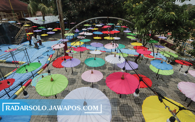 WARNA WARNI: Suasana di Taman Sunan Jogo Kali lebih semarak dengan 500 payung berwarna yang dipasang, Kamis (24/3). Hal ini dalam rangka memeriahkan Festival Ramadan yang digelar di tempat ini. (M. IHSAN/RADAR SOLO)