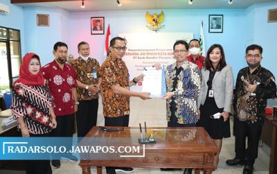 Penandatanganan perjanjian kerja sama Bank Mandiri dengan Perumda Air Minum Kota Surakarta, Selasa (30/6).