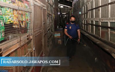 Pasar Harjodaksino disemprot disinfektan setelah dilakukan penutupan hingga sepekan ke depan.(DAMIANUS BRAM/RADAR SOLO)