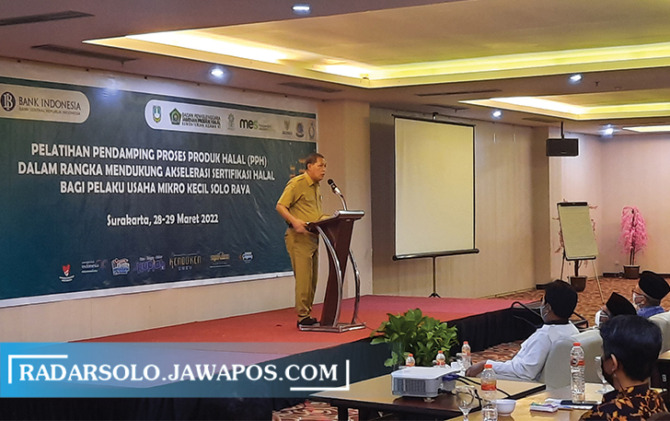 SAMBUTAN: Wakil Wali Kota Surakarta Teguh Prakosa di acara pelatihan pendamping proses produk halal, kemarin (28/3). (SEPTINA FADIA PUTRI/RADAR SOLO)