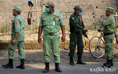 Petugas Linmas Kota Solo bertugas menjaga wilayah. (DOK. RADAR SOLO)