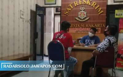 Ketua Anak Ranting PDIP RW 28, Kampung Mondokan, Kelurahan/Kecamatan Jebres Agung Indaryanto melaporkan dugaan penganiyaan ke Satreskrim Polresta Surakarta. (ISTIMEWA)