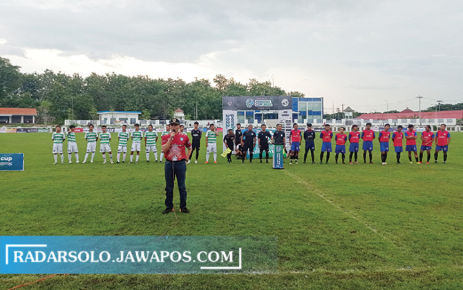 SPORTIF: Wakil Bupati Wonogiri Setyo Sukarno beri sambutan di ajang Persiwi Cup 2022 di Lapangan Krisak Singodutan Sport Center, Jumat (18/3). (IWAN ADI LUHUNG/RADAR SOLO)