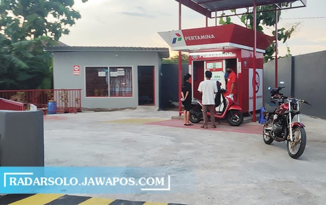 MENJAMUR: Salah satu stasiun pengisian bahan bakar minyak di Sragen. (AHMAD KHAIRUDIN/RADAR SOLO)