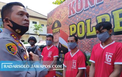 BELUM KAPOK: Kapolres Wonogiri AKBP Christian Tobing menginterogasi para tersangka penyalahgunaan narkoba di mapolres setempat, kemarin (13/6).