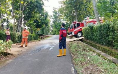 Petugas Damkar yang sudah tiba Dusun Logung, Desa Kerjo Lor, Kecamatan Ngadirojo ternyata hanya kena prank.