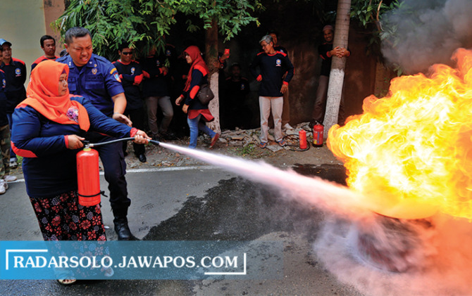 LATIHAN: Petugas dari tim Damkar Kota Surakarta memberi pelatihan pemadaman api menggunakan alat pemadam api ringan (APAR), beberapa waktu lalu. (DAMIANUS BRAM/RADAR SOLO)