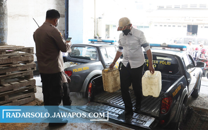 PELAYANAN: Mobil patroli Polres Sukoharjo dikerahkan membantu mendistribusikan migor, Senin (28/3). (IWAN KAWUL/RADAR SOLO)
