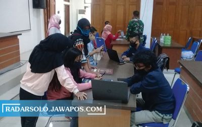 Calon siswa mendatangi Disdik Surakarta karena panik server PPDB SMP sempat down, Jumat (26/6).