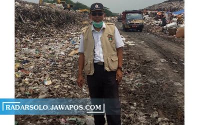 Prabang Setyono berada di tengah sampah.