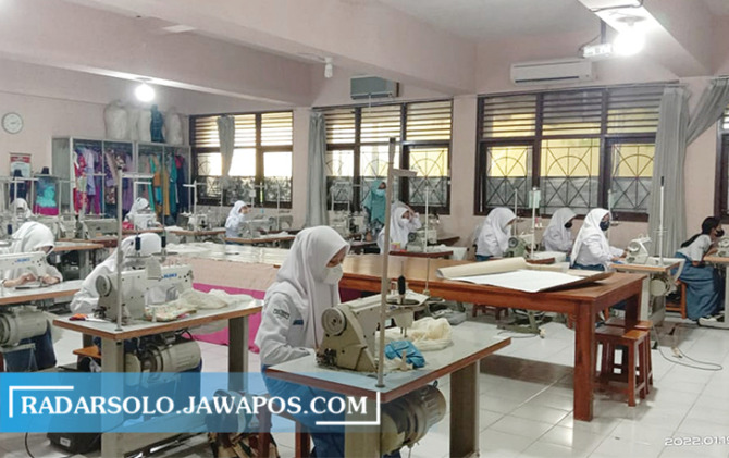 ASAH SKILL: Kegiatan praktik di SMKN 3 Surakarta saat pertemuan tatap muka. (GERSON SETYO/RADAR SOLO)