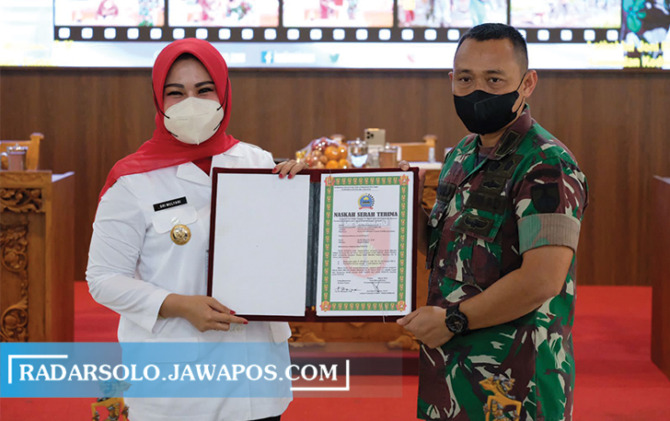 BERSINERGI: Penandatangan hasil program KBMKB di Desa Joton, Kecamatan Jogonalan di Pendapa Pemkab Klaten. (ANGGA PURENDA/RADAR SOLO)