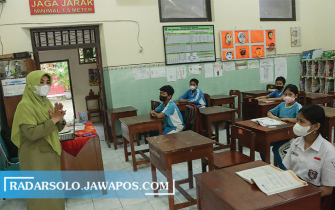 JAGA PROKES: SDN Cemaradua lakukan pembelajaran tatap muka 50 persen. (M. IHSAN/RADAR SOLO)
