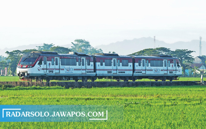 LAYAK DICOBA: Railbus Batara Kresna melintasi area persawahan Mojolaban, Kabupaten Sukoharjo. (MUHAMMAD IHSAN/RADAR SOLO)