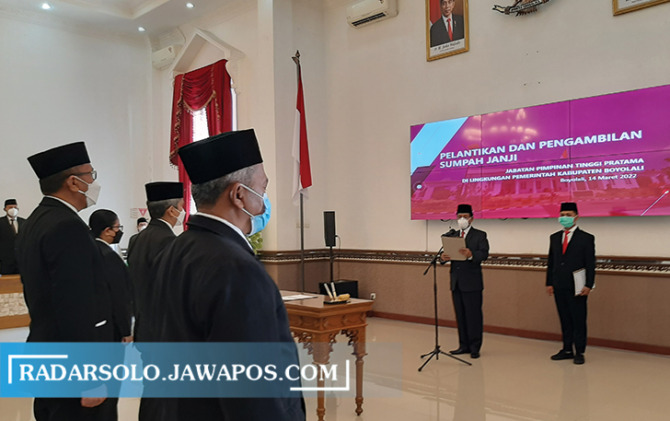 PENYEGARAN: Pengambilan sumpah pelantikan enam pejabat eselon II Pemkab Boyolali, Senin (14/3). (RAGIL LISTIYO/RADAR SOLO)