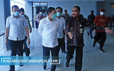 Menkes Terawan Agus Putranto (tengah) bersama Wali Kota Surakarta F.X. Hadi Rudyatmo saat meninjau RSUD Bung Karno, Jumat (3/7).(DAMIANUS BRAM/RADAR SOLO)
