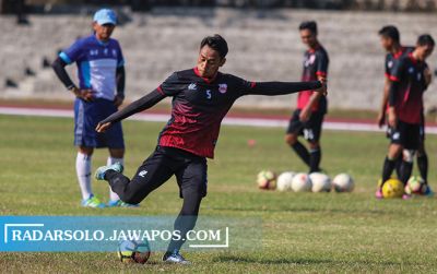 Asyraq Gufron berlatih di Stadion Sriwedari, saat masih berseragam Persis Solo musim kompetisi 2016/2017 lalu. Kini dia membela panji PSS Sleman.