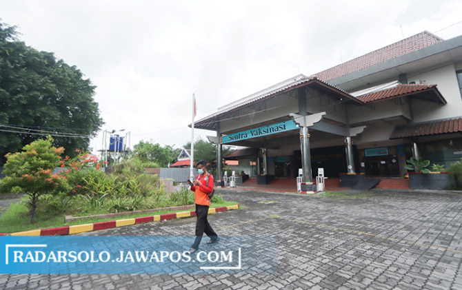 TERSEDIA LENGKAP: Grha Wisata Niaga yang dijadikan sentra vaksinasi. Layanan ditujukan kepada seluruh masyarakat. (M. IHSAN/RADAR SOLO)