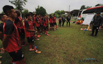 Coach Salahudin memberi pengarahan pemain Persis Solo saat latihan sebelum pandemi Covid-19.