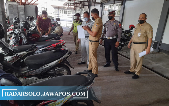 TAK PANDANG BULU: Tim gabungan sidak pajak kendaraan bermotor di Kantor Bupati Kabupaten Karanganyar, Senin (21/3). (RUDI HARTONO/RADAR SOLO)