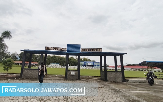 JADI SAKSI: Lapangan Krisak Singodutan Sport Center yang bakal menjadi venue Persiwi Cup. (IWAN ADI LUHUNG/RADAR SOLO)