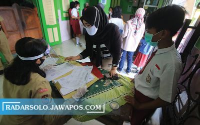 Pelaksanaan pendaftaran siswa di baru SMPN Colomadu. (ARIEF BUDIMAN/RADAR SOLO)