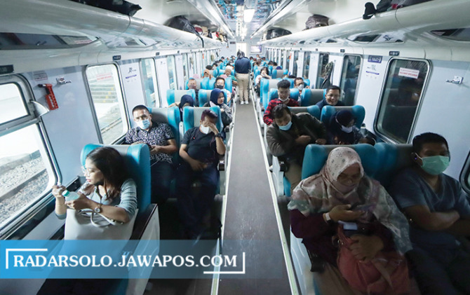 NYAMAN: Suasana penumpang di dalam kereta di Stasiun Solo Balapan belum lama in. (M. IHSAN/RADAR SOLO)