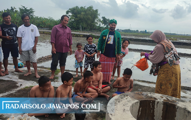 EDUKASI ANAK: Warga Gondang Mayang, Desa Jono, Kecamatan Tanon menggelar larak tibo, Selasa (22/3). (AHMAD KHAIRUDIN/RADAR SOLO)