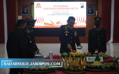 SEDERHANA: Kapolres Klaten AKBP Edy Suranta Sitepu memotong tumpeng&nbsp; di Hari Bhayangkara, kemarin (1/7).(ANGGA PURENDA/RADAR SOLO)