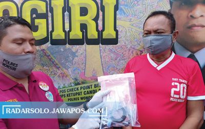 Kasatnarkoba Polres Wonogiri AKP Suharjo tunjukan barang bukti yang disita dari Haryadi (H) alias Acong, Sabtu (13/6).
