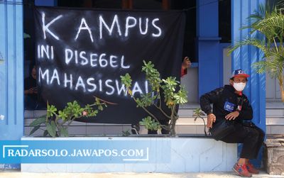 Mahasiswa menyegel kampus karena pihak yayasan tak juga mendengar aspirasi mereka.(DAMIANUS BRAM/RADAR SOLO)