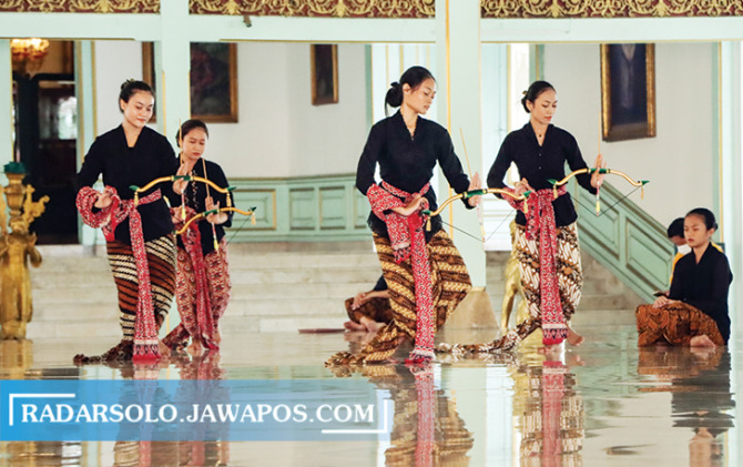 TARIAN SAKRAL: Penari Bedhaya Anglir Mendung yang akan tampil di penobatan Mangkunegaran X berlatih sebelum acara. (M. IHSAN/RADAR SOLO)