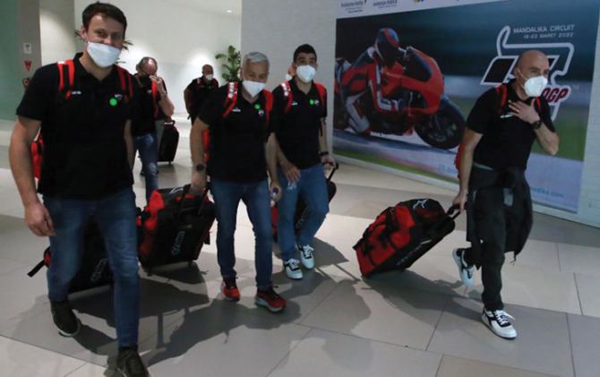 Sejumlah kru MotoGP dari Tim Ducati bersiap terbang ke Lombok usai melakukan tes usap PCR di Terminal 3 Bandara Soekarno Hatta, Tangerang, Banten, Senin (14/3). (ANTARA)