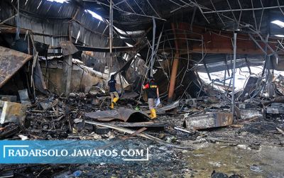Laboratorium Forensik Mabes Polri Cabang Semarang melakukan olah TKP di puing-puing sisa kebakaran Candi Elektronik.