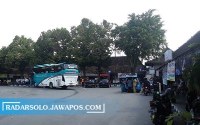 Aktivitas penumpang dan armada di Terminal Bus Sukoharjo, kemarin (18/6). Pengelola memastikan pasien Covid-19 tidak turun di dalam area terminal.