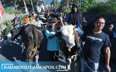 Warga mengikuti arak-arakan Lebaran Sapi di Desa Sruni, Kecamatan Musuk, Juni 2019 lalu.