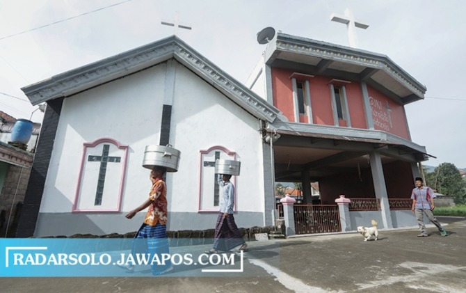 TRADISI SADRANAN: Sejumlah warga membawa tenongan melewati gereja di Sido Rejo, Genting, Cepogo, Boyolali, Selasa (22/3). Kegiatan ini kembali digelar setelah puasa dua tahun. (M. IHSAN/RADAR SOLO)