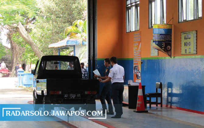Proses uji KIR di Dishub Sragen, Kamis (24/3). (AHMAD KHAIRUDIN/RADAR SOLO)
