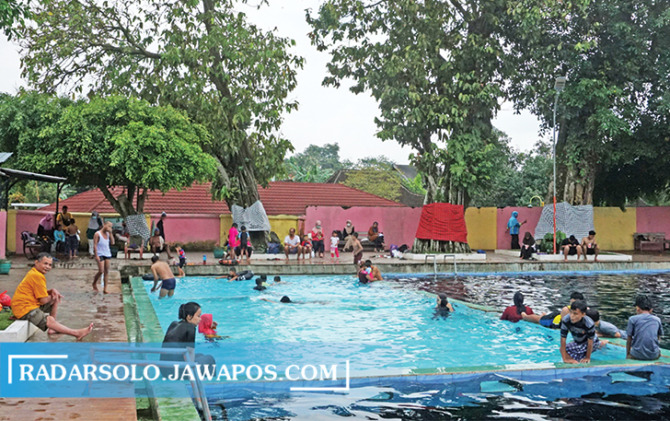 WISATA KELUARGA: Umbul Jolotunda kini dilengkapi kolam dengan berbagai kedalaman mulai dari dewasa, anak-anak hingga balita. (ANGGA PURENDA/RADAR SOLO)