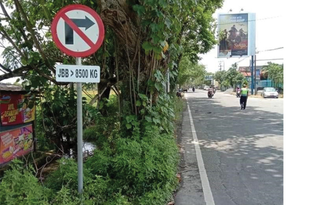 PERINGATAN: Rambu larangan kendaraan dengan JBB lebih dari 8500 kilogram melintas di Underpass Makamhaji. (ISTIMEWA)