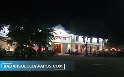 Usai renovasi, kondisi depan Rutan Klas IA Surakarta di malam hari ramai oleh orang-orang yang nongkrong.(SILVESTER KURNIAWAN/RADAR SOLO)