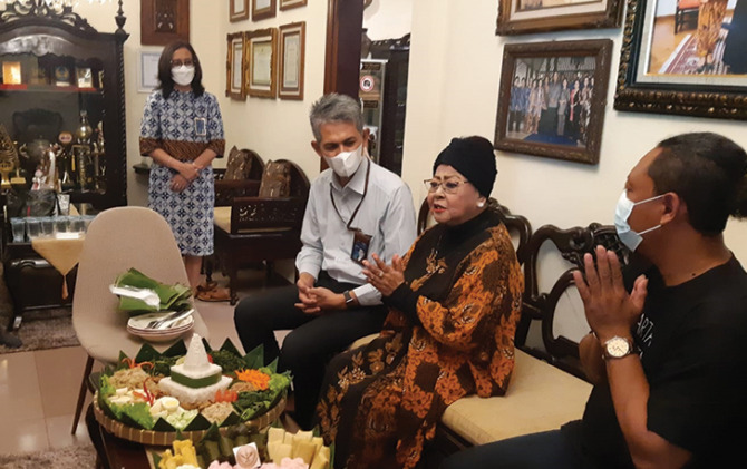Maestro Keroncong Waldjinah ungkapkan kesetiannya dengan kain batik.