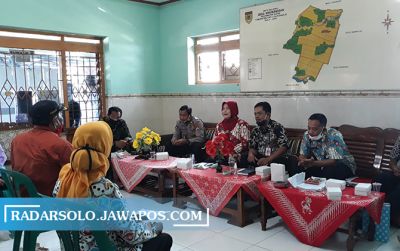 Kelompok warga Wironanggan melakukan mediasi dengan jajaran pemerintah desa, camat, kepolisian hingga koramil. (IWAN KAWUL/RADAR SOLO)