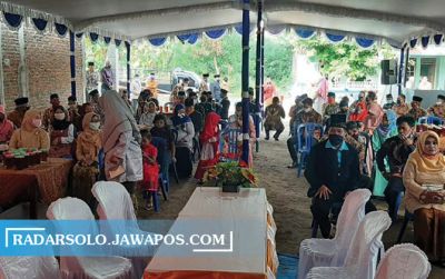 Warga Bejen, Karanganyar menggelar hajatan pernikahan di tengah pandemi dengan menerapkan protokol kesehatan. (RUDI HARTONO/RADAR SOLO)