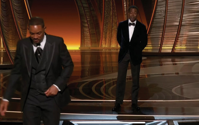 Aktor Will Smith turun panggung usai menampar Chris Rock saat acara penganugerahan Oscar 2022.